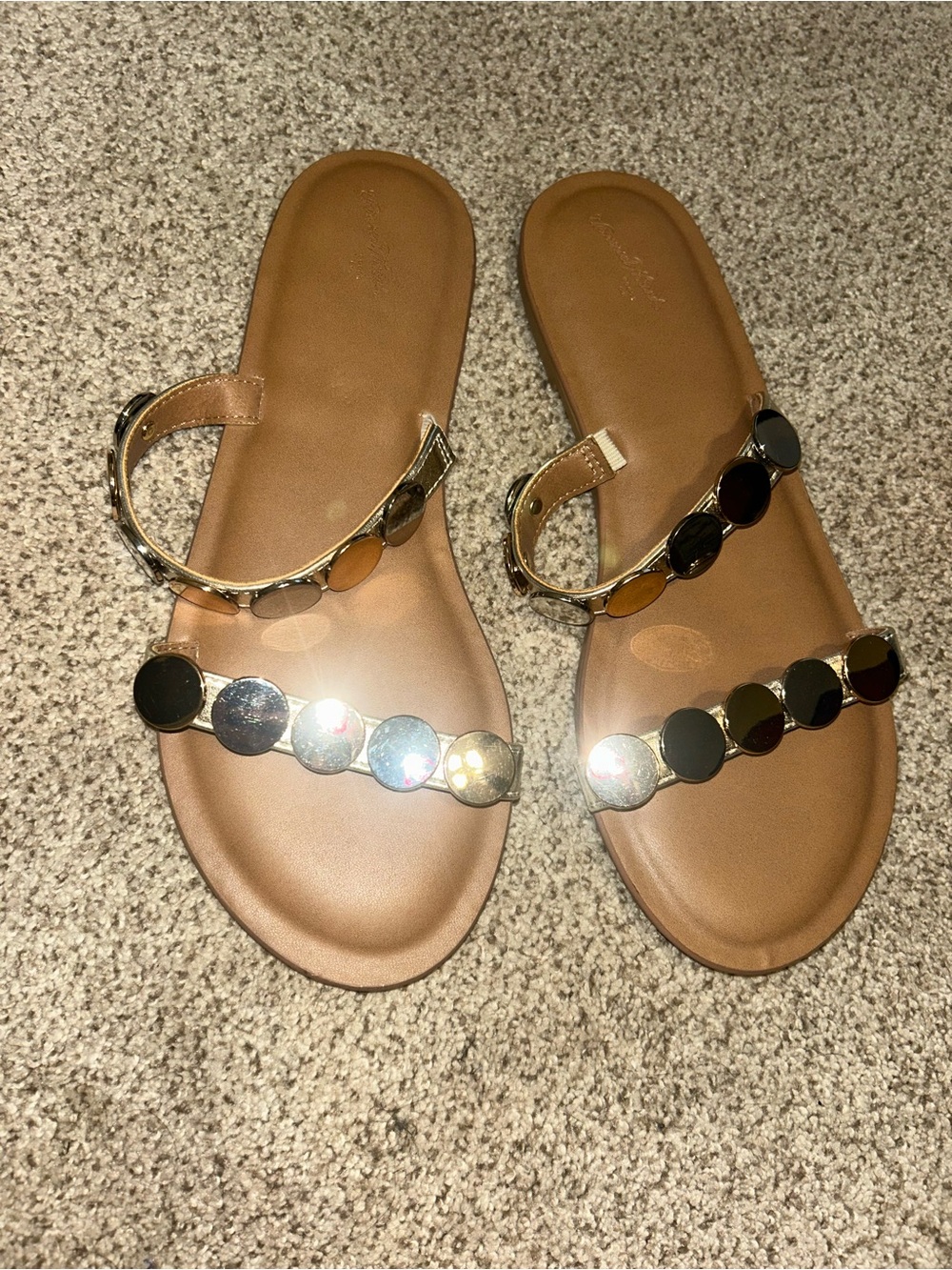 NEW Universal Thread Tan Sandal with Mixed Metallic Disc Accents Sz 8.5 - Picture 4 of 7